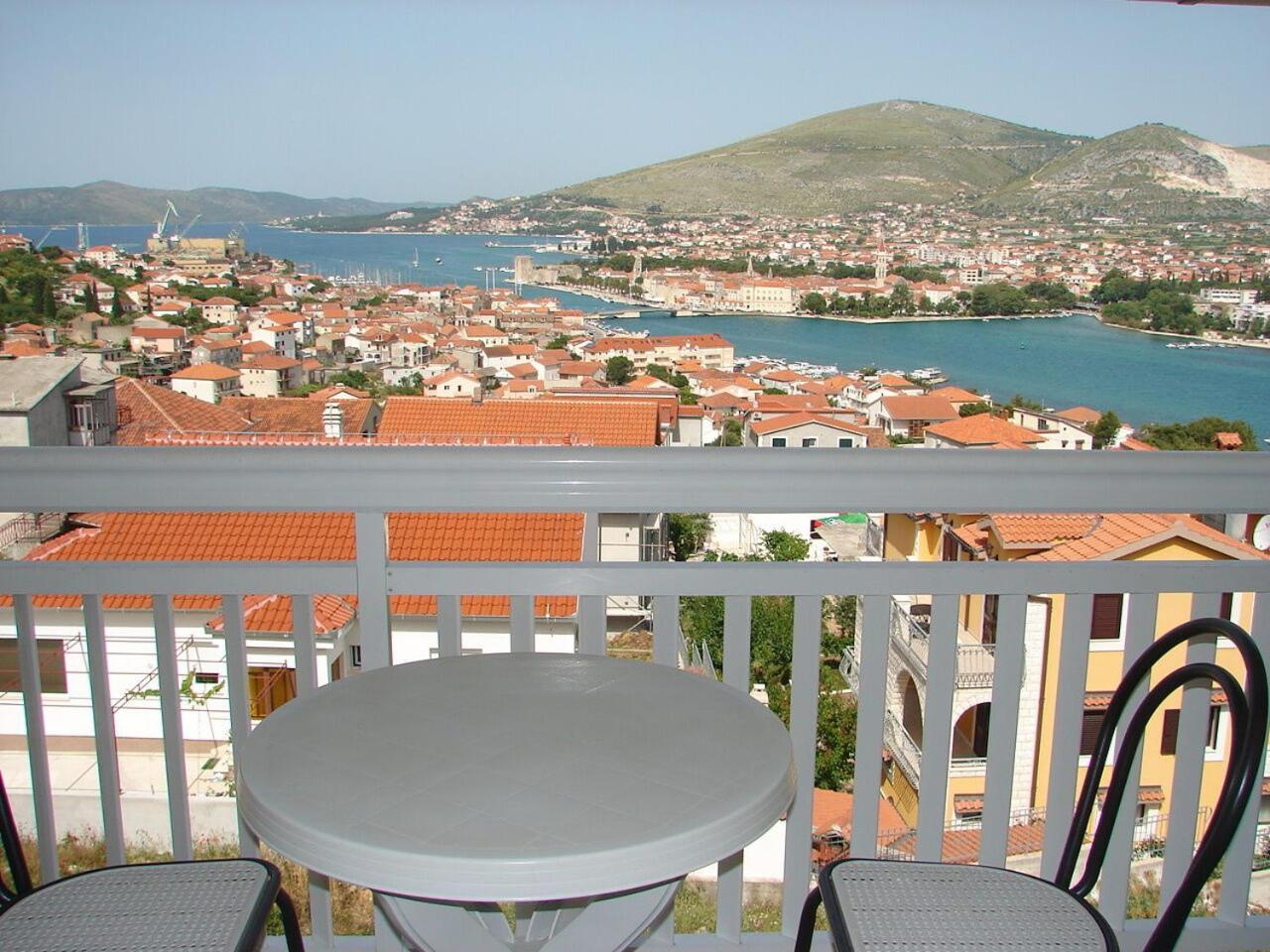 Apartments Mara - barbecue Trogir Exterior foto